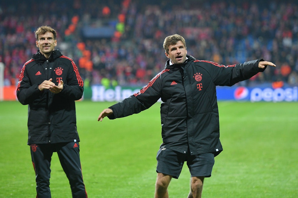 Bayern-Star Thomas Müller – hier neben dem Mann des Tages: Leon Goretzka – war trotz seiner verletzungsbdingten, frühen Auswechslung nach dem Schlusspfiff schon wieder bestens drauf. 