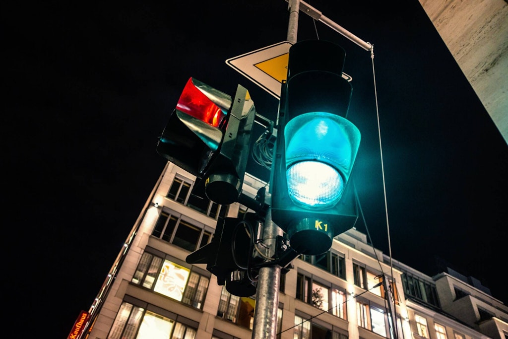 An wichtigen Kreuzungen brennen in Berlin auch nachts die Ampeln. Diese sind nicht betroffen. 