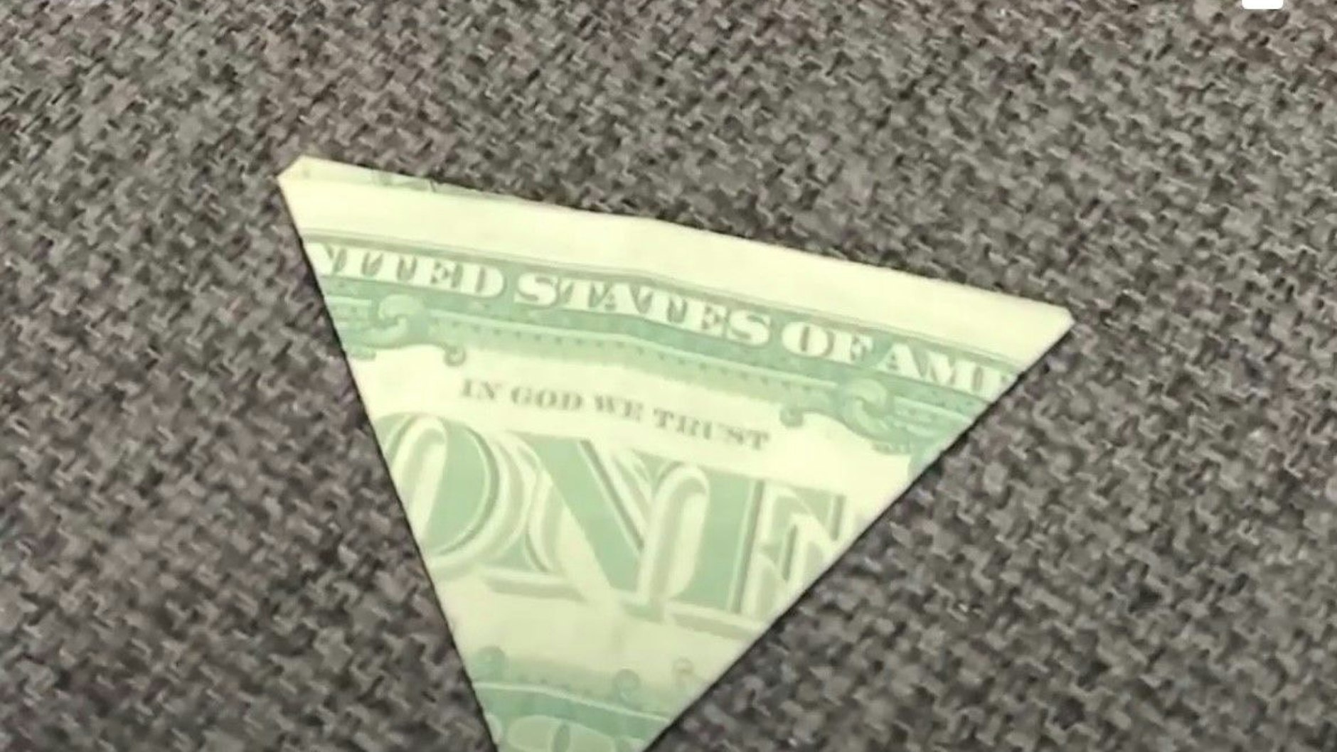 Solche „Lucky Dollar“ verteilt der neue „Bares für Rares“-Händler Jos van Katwijk an die Kandidaten.