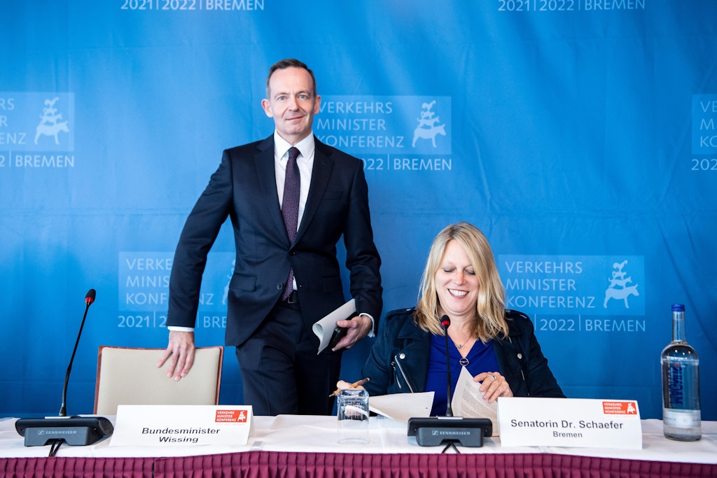 Bundesverkehrsminister Volker Wissing (FDP) und Maike Schaefer (Grüne), Vorsitzende der Verkehrsministerkonferenz und Senatorin in Bremen, geben eine Pressekonferenz zur Verkehrsministerkonferenz.