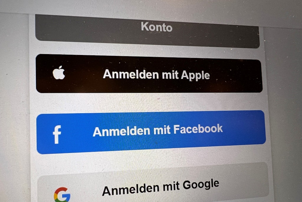 Beim Button „Anmelden mit Facebook“ ist Vorsicht geboten – hier haben Betrüger leichtes Spiel.