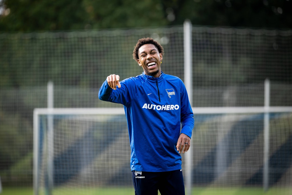 Herthas Djanga Boetius lässt seine Freude freien Lauf. Nach seiner Hoden-Operation ist er wieder auf dem Trainingsplatz.