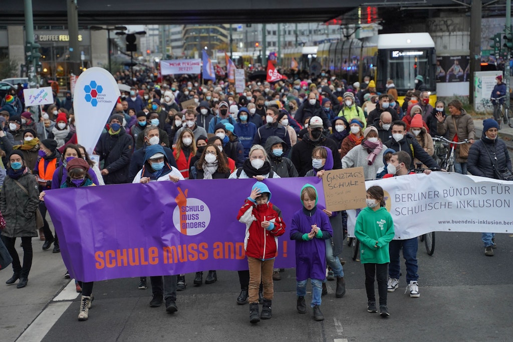 Zahlreiche Menschen nahmen im vergangenen Jahr an der Demonstration der Kampagne «Schule muss anders» für «Mehr Personal, Chancengleichheit und echte Teilhabe im Berliner Schulsystem» 