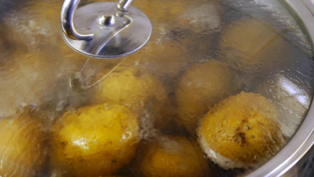 Für Kartoffel-Frikadellen nimmt man am besten mehligkochende Kartoffeln.