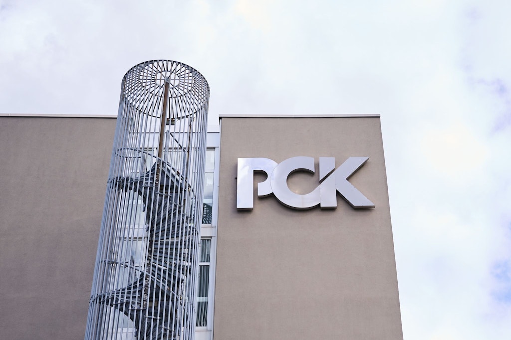 Die Raffinerie PCK im brandenburgischen Schwedt versorgt den Nordosten Deutschlands und Berlin mit Kraftstoff. Mehrheitseigner der Raffinerie PCK sind zwei Töchter des russischen Ölkonzerns Rosneft. 