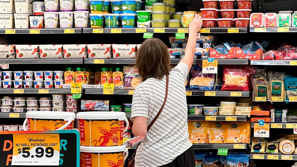 Einkaufen im Supermarkt gehört zu den Bereichen, bei denen Menschen besonders tief in die Tasche greifen müssen. Bei Lebensmitteln ist die Inflationsrate besonders hoch.