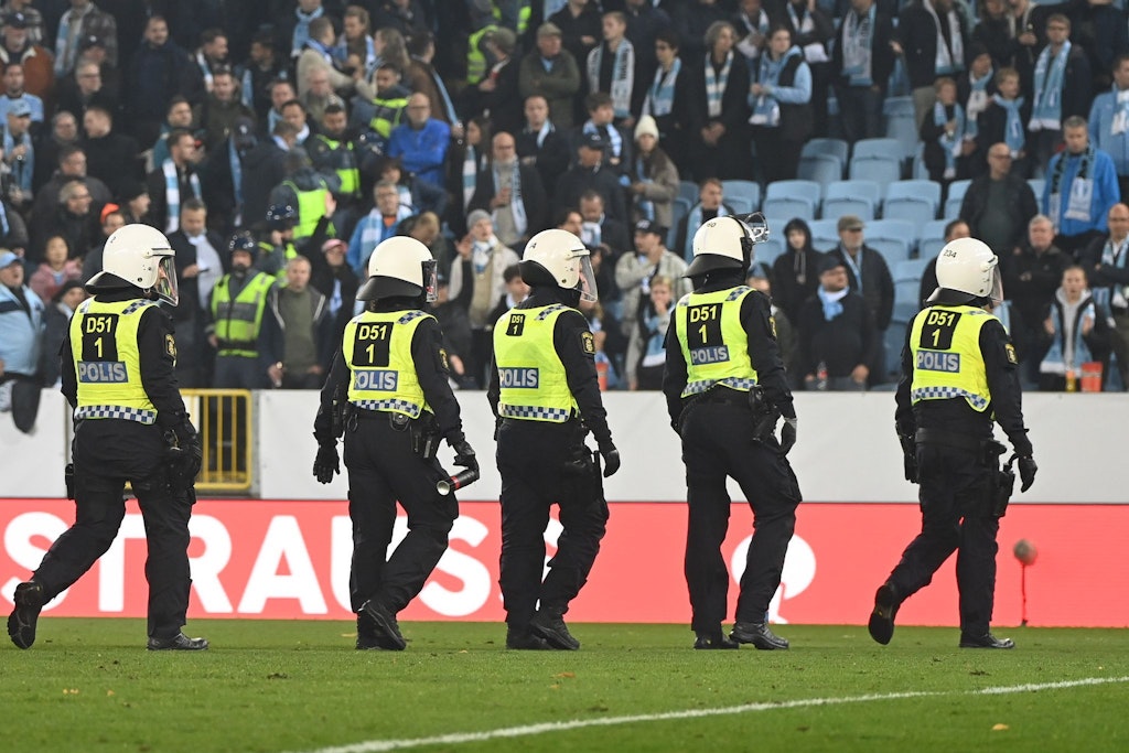 Schwedische Polizisten gingen beim Hinspiel in Malmö während der Spielunterbrechung über den Platz. 
