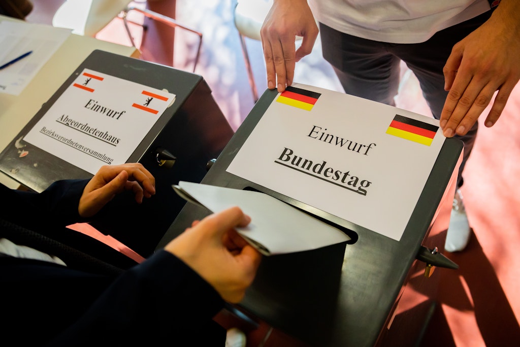 Ein Wähler wirft beim Wählen für den Bundestag beziehungsweise für das Berliner Abgeordnetenhaus im Wahllokal im Evangelischen Gymnasium zum Grauen Kloster in Berlin-Schmargendorf seinen Stimmzettel in die Wahlurne des Bundestages. 