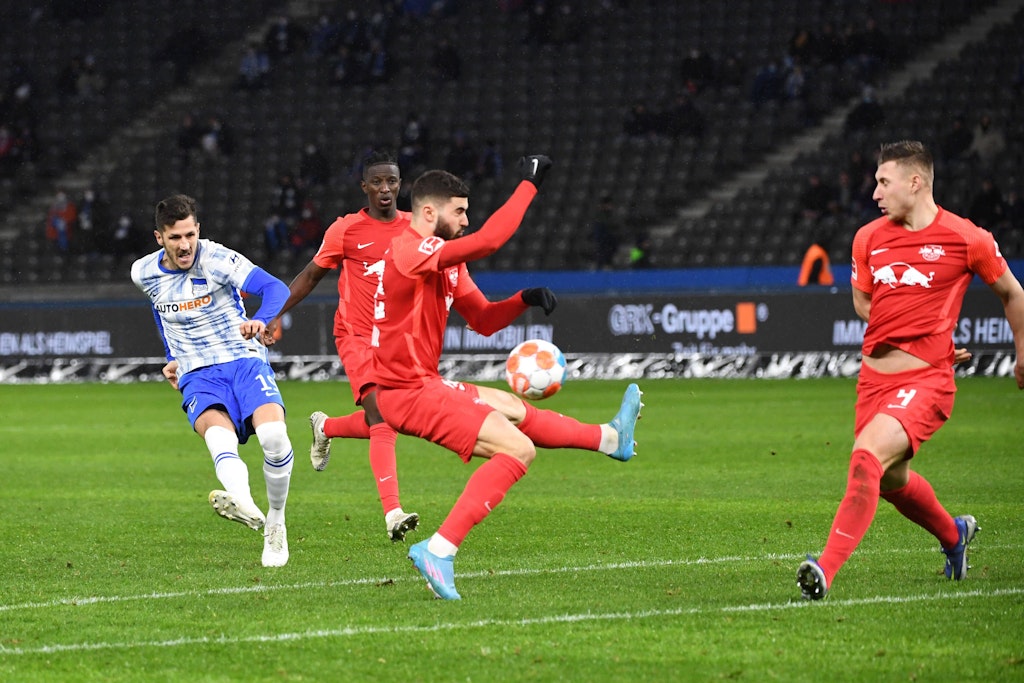 Geschaut, gezirkelt, geschossen, getroffen! Herthas Stürmer Stevan Jovetic schoss vergangene Saison beim 1:6 gegen Leipzig den Ehrentreffer.