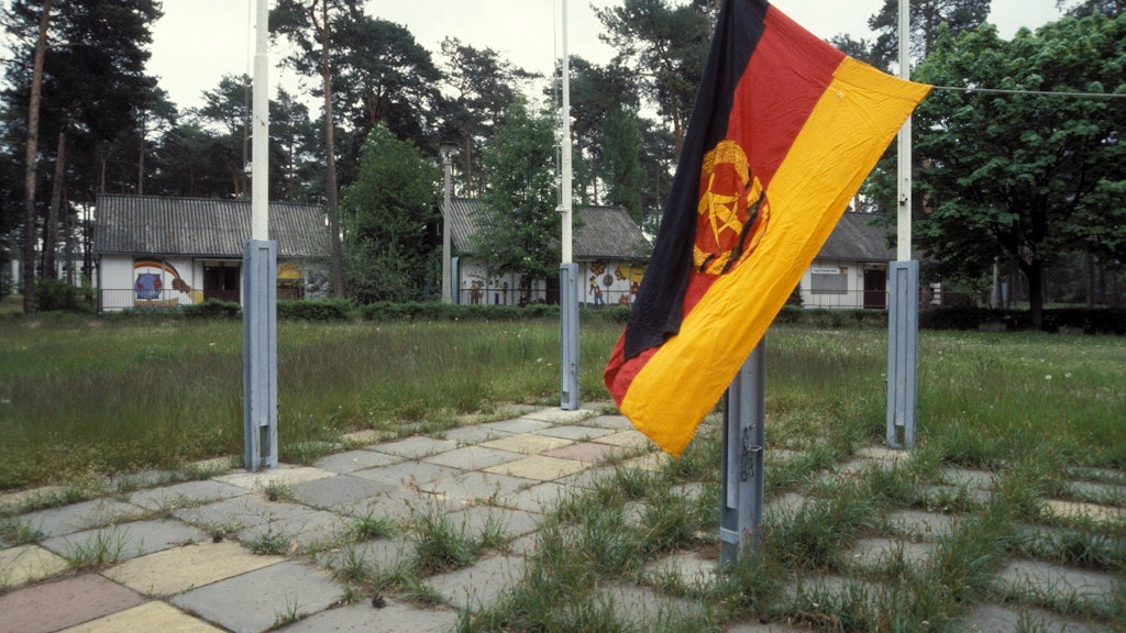 Eine Fahne der DDR auf dem ehemaligen Appell-Platz des Kinderferienlagers am Frauensee in Prieros. 