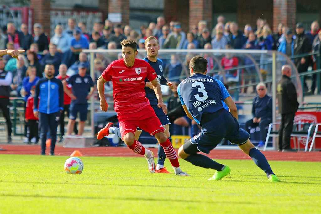 Soufian Benyamina ist nicht der einzige Ex-Profi, der sich beim Greifswalder FC tummelt und die Mecklenburger zu mehr als einem normalen Aufsteiger macht.