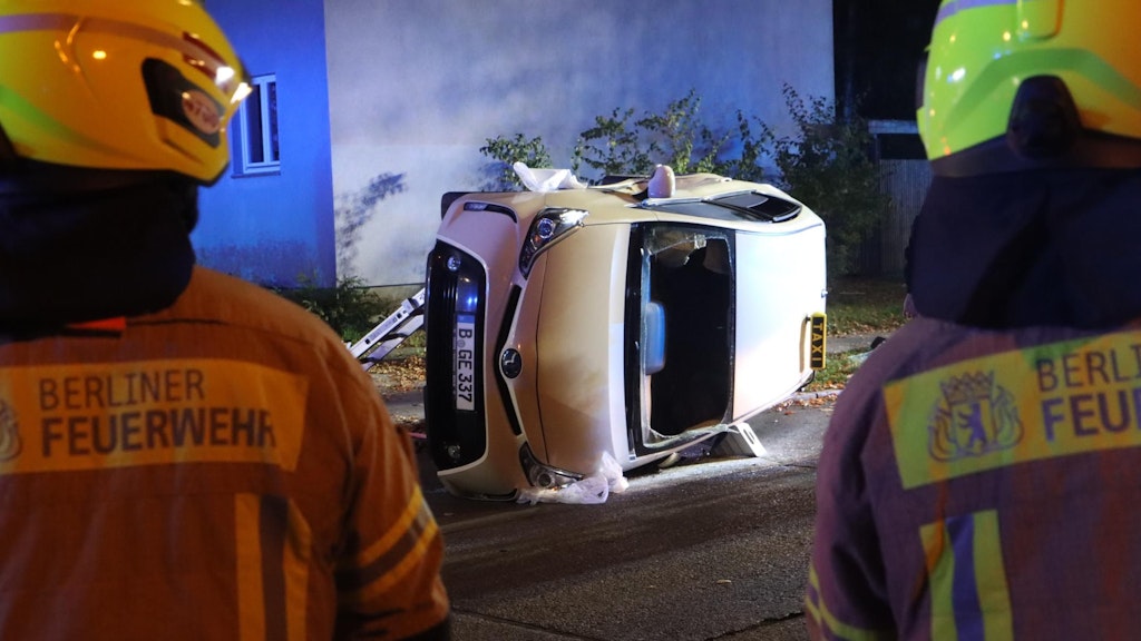 Bei einem Unfall in Lankwitz wurden vier Menschen teils schwer verletzt.