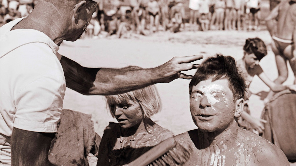 DDR-Ostseesommer: Im Ferienlager der IG Wismut in Binz auf Rügen wird das Neptunfest gefeiert. 
