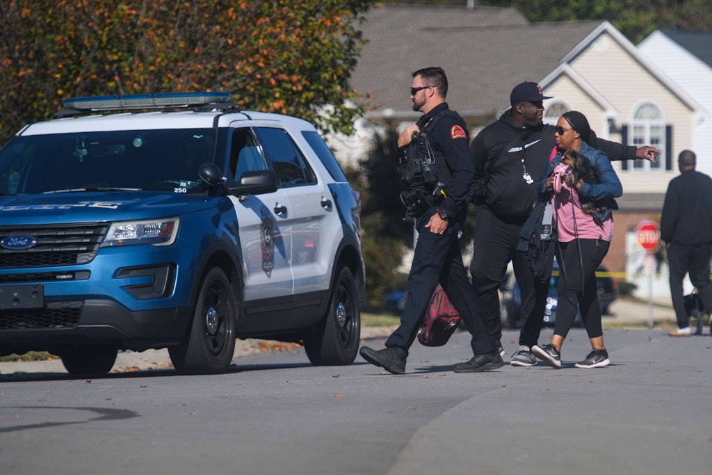 In Raleigh im US-Bundesstaat North Carolina hat ein 15-Jähriger offenbar wahllos auf Menschen geschossen. Die Polizei sperrte den Tatort großräumig ab. Fünf Menschen starben. 