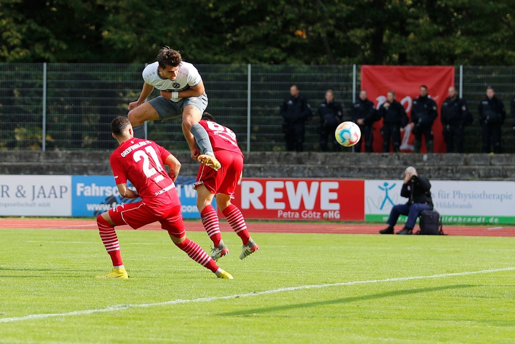 Leonidas Tiliudis lässt sich von zwei Greifswaldern nicht beirren und köpft ein zum 1:1 für den BFC Dynamo.