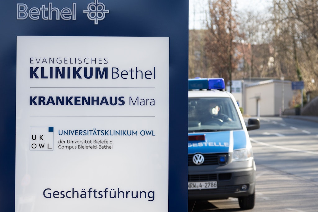 Ein Fahrzeug der Polizei steht vor dem Evangelischen Klinikum Bethel.