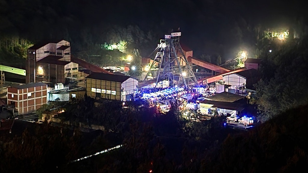 Krankenwagen stehe nach einer Explosion am Eingang des Bergwerks in Amasra in der türkischen Schwarzmeerküstenprovinz Bartin.