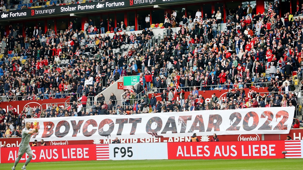 Beim Spiel Fortuna Düsseldorf - 1. FC Nürnberg riefen die Düsseldorfer Fans am Wochenende zum Boykott der WM in Katar auf.