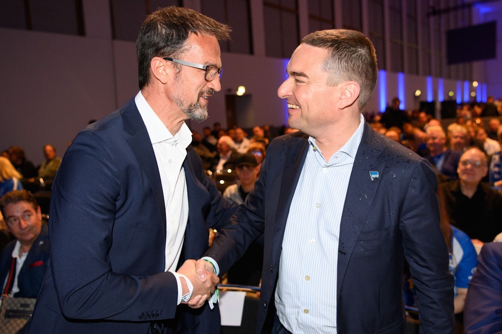 Komm, schlag ein! Fredi Bobic (l.) würde für einen Euro die Klub-Anteile von Lars Windhorst zurückkaufen, die mal 374 Millionen Euro wert waren.