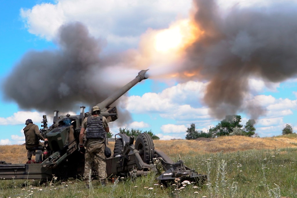 Ukrainische Soldaten feuern eine Haubitze in der Ostukraine ab.