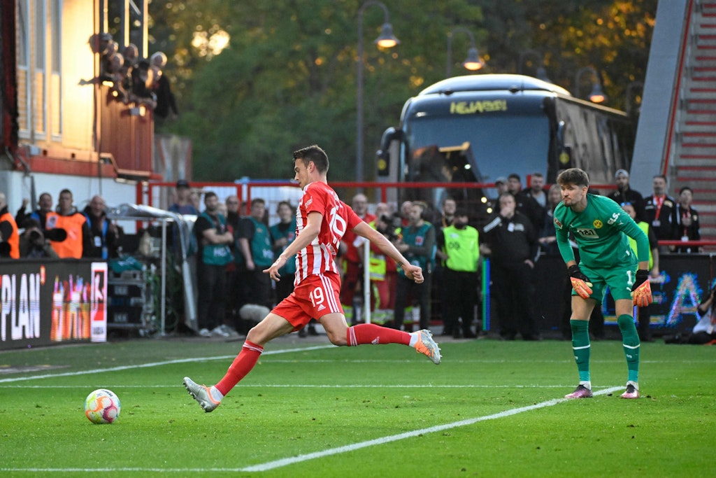 Janik Haberer (l.) nimmt das Geschenk von Dortmunds Keeper Gregor Kobel danken an und erzielt das 1:0 für den 1. FC Union. 