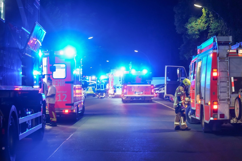 Die Berliner Feuerwehr, hier bei einem Einsatz in Marienfelde, braucht häufig teure Geräte, um zum Beispiel Autos aufzuschneiden. Die Werkzeuge stehen auch bei Einbrechern hoch im Kurs.