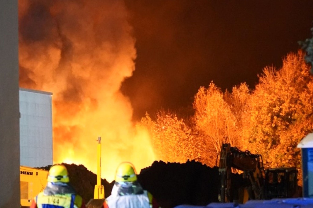Große Flammen schlagen in Remshalden aus dem Anbau einer Firmenhalle.