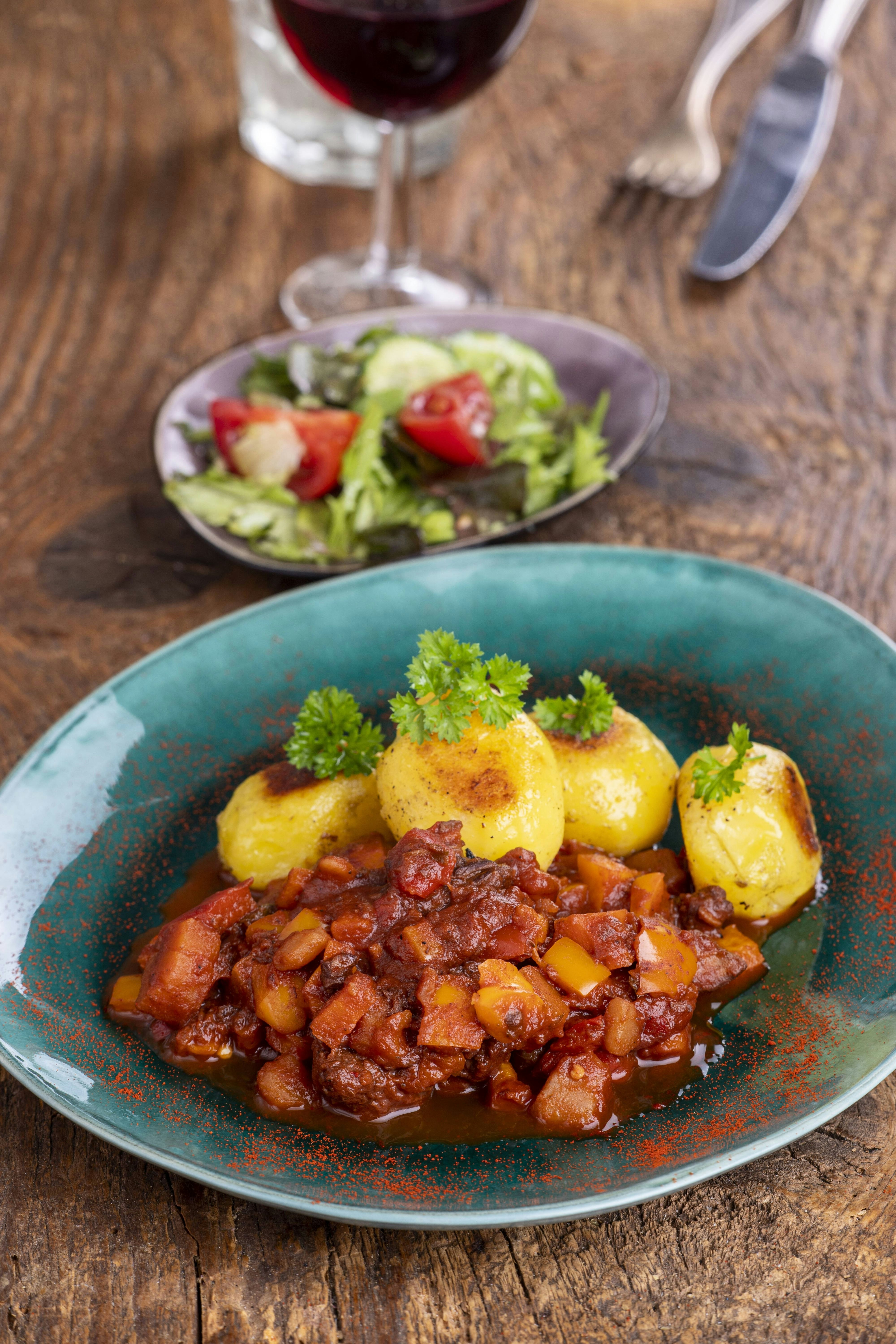 Herbstliches Rezept für Gulasch mit Kürbis: Dieser Schmaus ist das ... Herbstliches Rezept für Gulasch mit Kürbis: Dieser Schmaus ist das ...