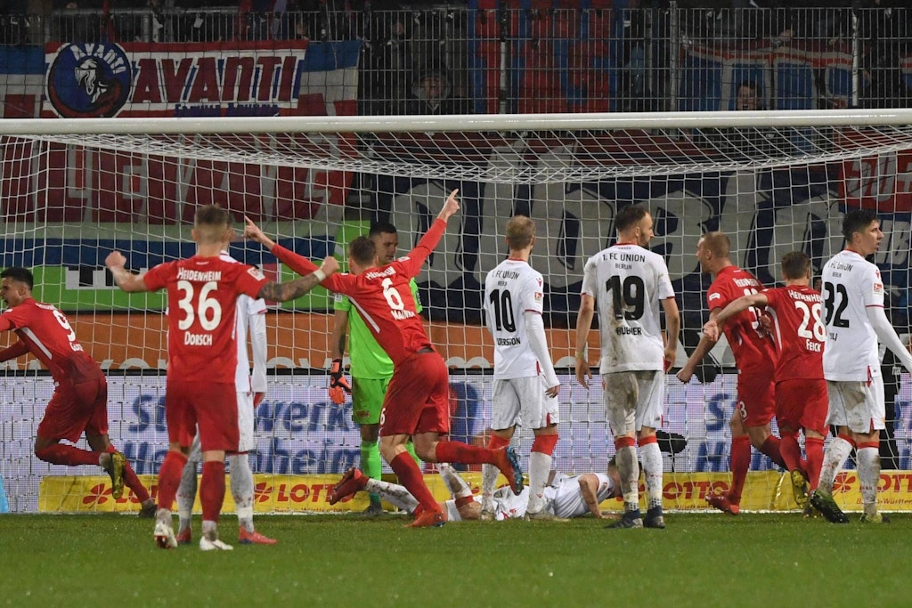 Selbst in der Aufstiegssaison 18/19 zog der 1. FC Union gegen Heidenheim den Kürzeren. Hier jubelt Robert Glatzel (ganz links) über seinen Treffer zum 1:1. Dann traf auch noch Marc Schnatterer. 