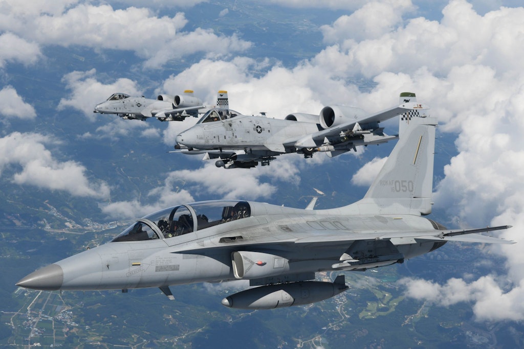 Kampfjets im Einsatz: Fast schon wie im Film „Top Gun“ sieht dieses Manöver aus. 