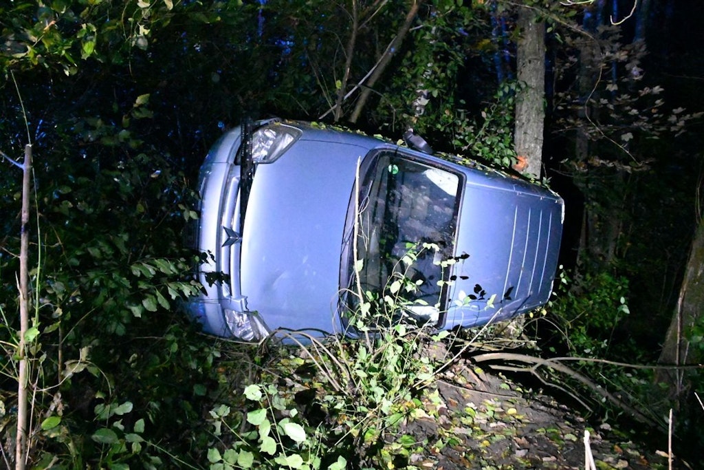 In Olsberg auf der B480 endete vor diesem Baum die riskante Fahrt mit dem gestohlenen Fahrzeug.
