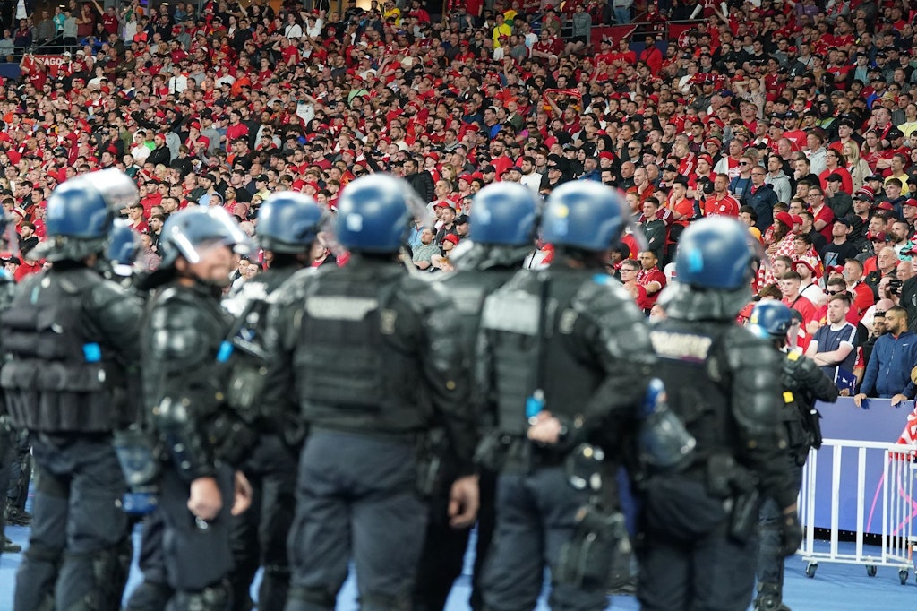Die französische Polizei begleitete das Finale der Champions League in Paris mit einem Großaufgebot. Dabei kam es vor dem Stadion zum Skandal durch die Beamten. 