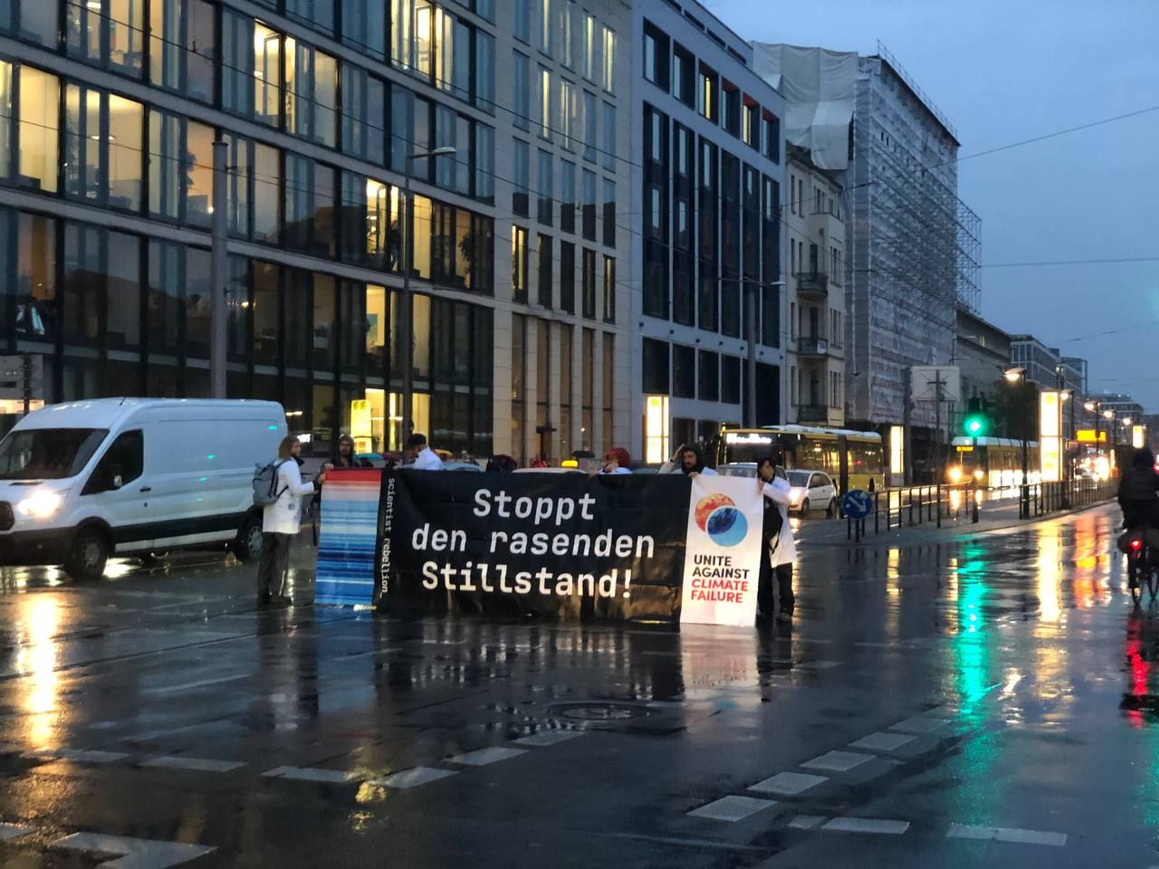 Klima-Proteste In Berlin: 60 Wissenschaftler Blockieren Verkehrsministerium