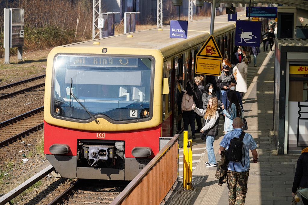 Die Berliner Ringbahn fährt im Osten normal weiter, den Westen kann sie zehn Tage lang nicht ansteuern.