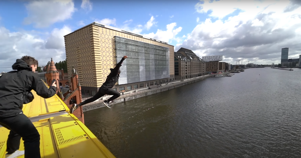 Irres Video! Youtuber springt vom Dach einer fahrenden UBahn in die Spree Irres Video! Youtuber springt vom Dach einer fahrenden UBahn in die Spree
