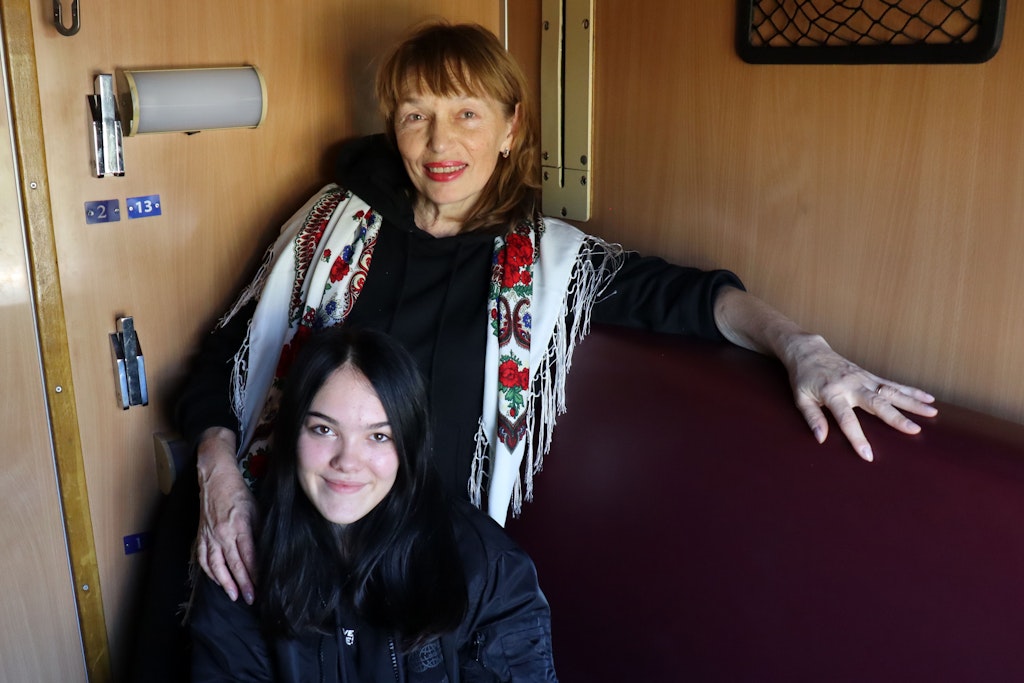 Die Ukrainerin Agata und ihre Tochter Lisa fahren in einem Zug von Warschau nach Kiew.