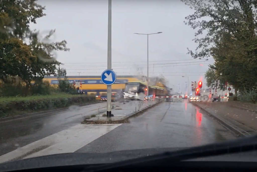 Der Zug raste mit voller Wucht in den Bus.