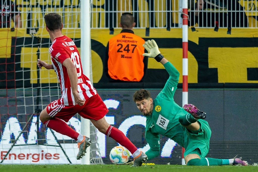 BVB-Torwart Gregor Kobel rutscht weg und schaut entsetzt, wie der Ball dann Janik Haberer direkt vor die Füße rollt, der zum 1:0 für Union keine Mühe hat.