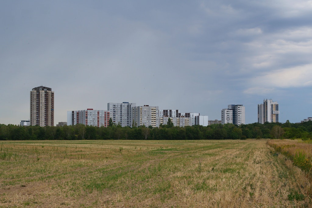 Der Blick von Brandenburg nach Gropiusstadt. Könnte hier auf dem Acker ein neuer Berliner Bezirk entstehen?