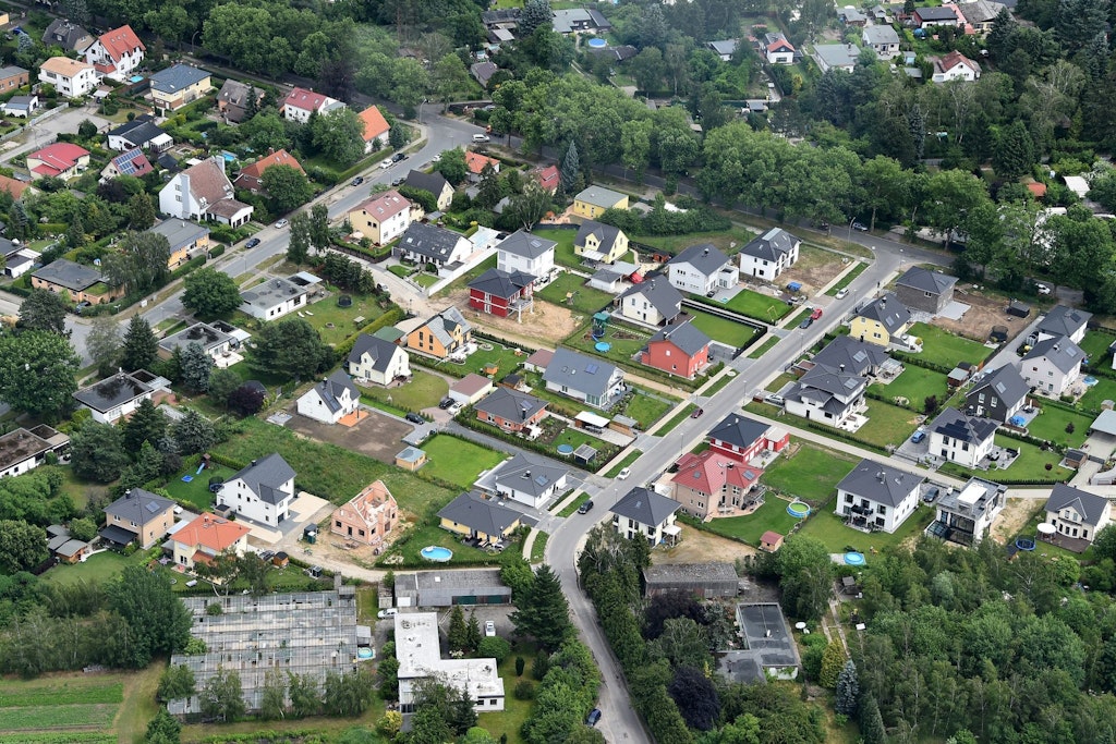Grüner Rasen und Einfamilienhäuser bestimmen das Bild einer Stadtrandsiedlung. Immer mehr Menschen suchen hier ihr neues Zuhause.