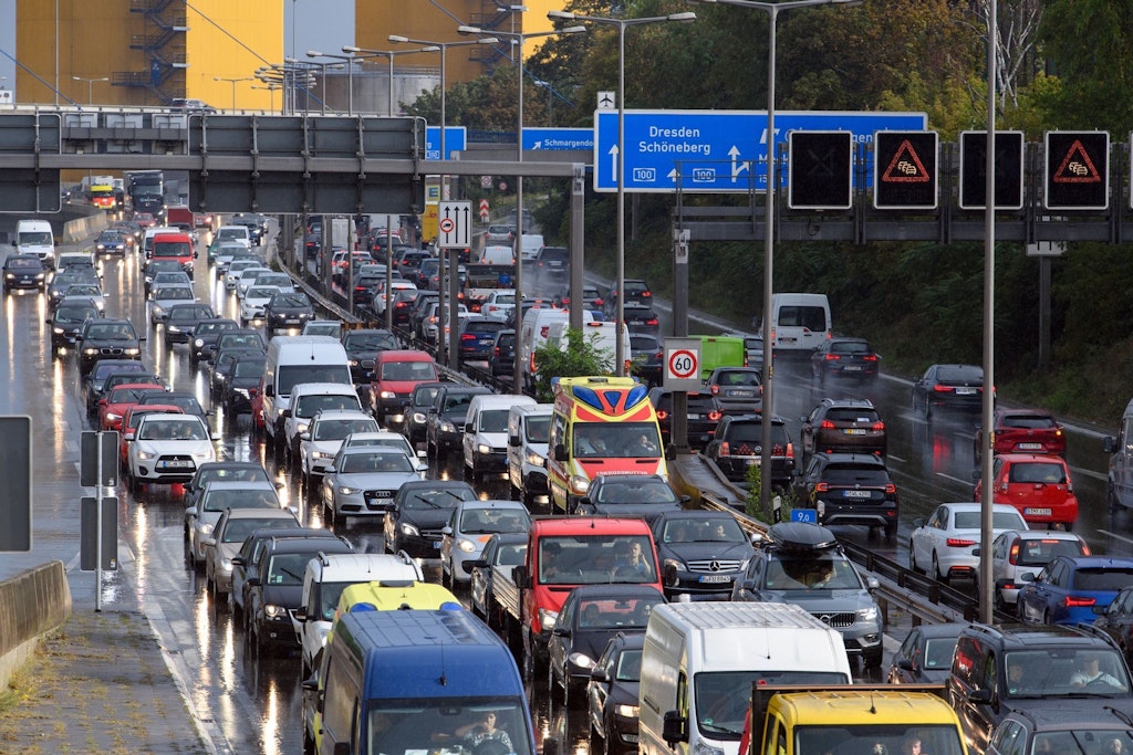 Stockender Verkehr ist auf der A 100 unterwegs. An mehreren Stellen kam es heute in Berlin zu Staus auf der A 100. 
