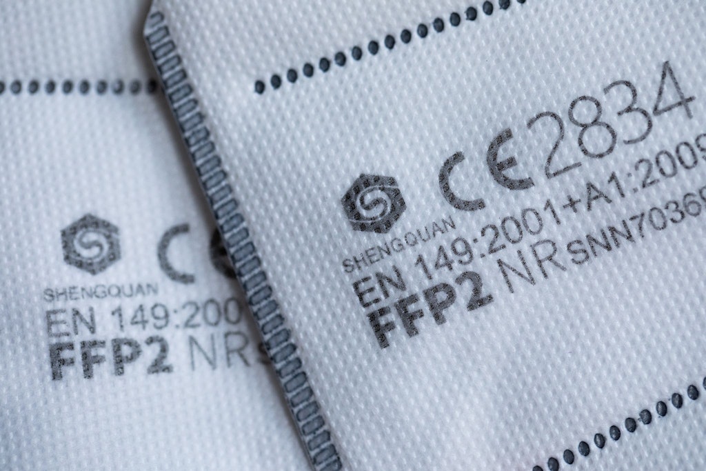 FFP2-Masken mit CE-Zertifizierung liegen auf einem Tisch. 