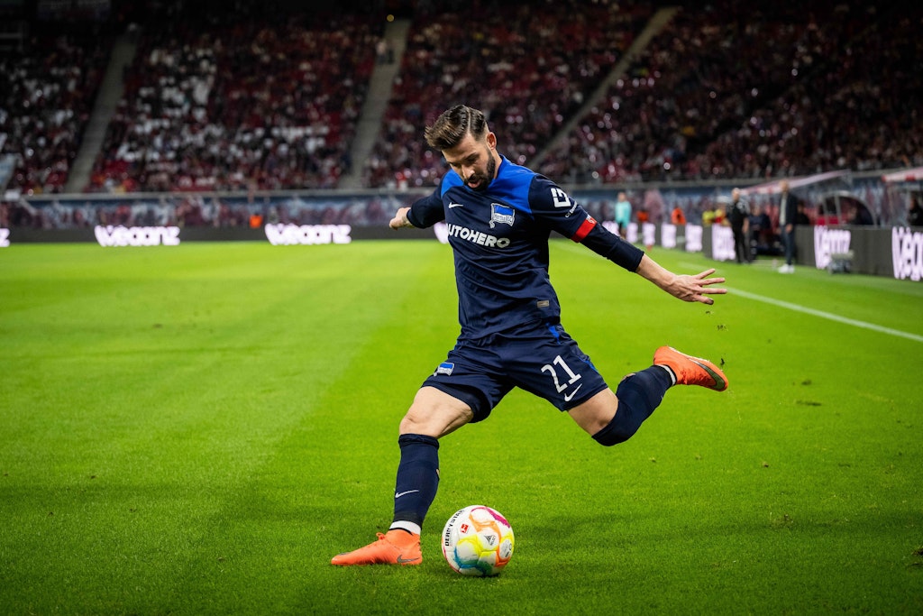 Marvin Plattenhardt bei seiner Spezialität Freistoß. Seit über acht Jahren spielt er bei Hertha und ist weiter Stammspieler.