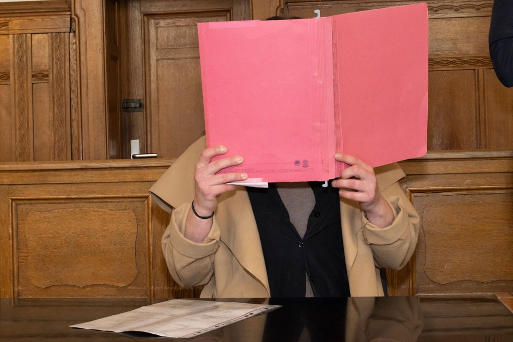 Kauffrau Melanie N. Ihr Gesicht versteckt sie im Gerichtssaal hinter einer Akte