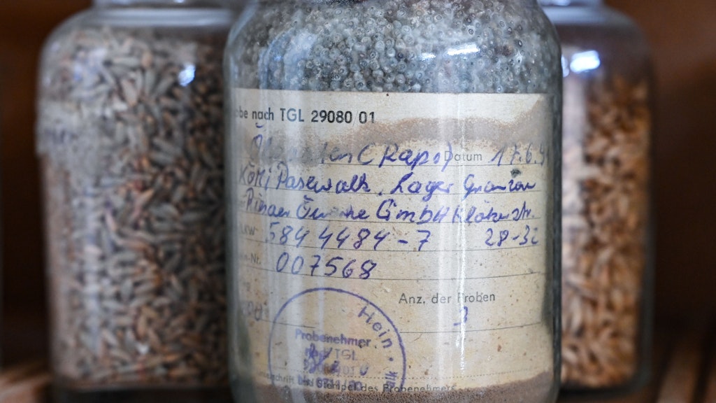 Eine alte Getreideprobe vom Raps aus dem Jahr 1991 steht im Getreidespeicher Gramzow.