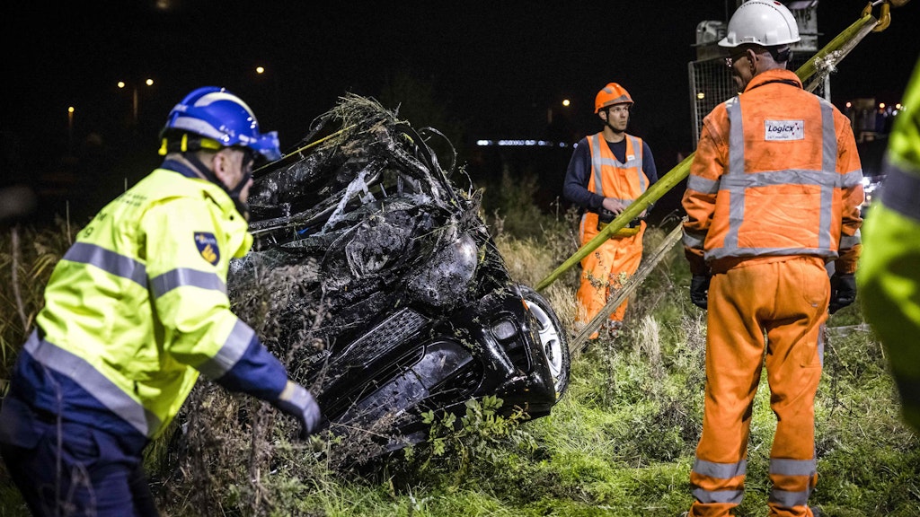 Ein Polizist steht neben einem im Wasser gefundenen Kia Picanto. In ihm wurden die Leichen der vermissten Hebe, 10, und ihrer Pflegerin, Sanne, 26, gefunden.