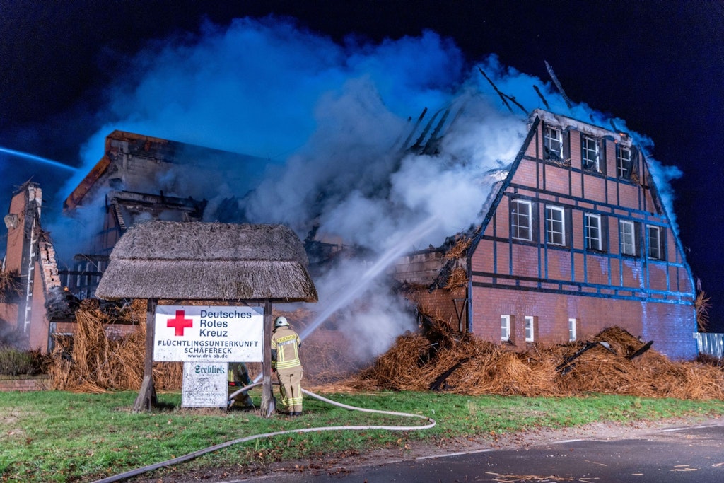 Feuerwehrleute löschen den Brand in einem mecklenburgischen Hotel, in dem Geflüchtete aus der Ukraine untergebracht waren.