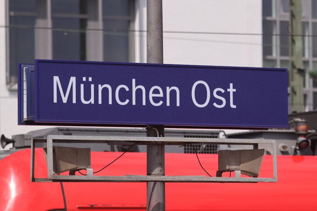 Am Münchner Ostbahnhof kam es zu einem tragischen Unglück: Abgelenkt von seinem Handy wurde ein 12-Jähriger von einer S-Bahn erfasst.