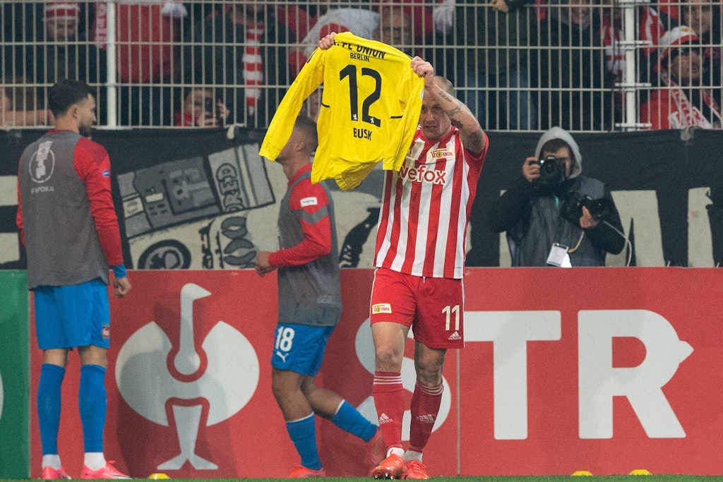Torschütze Sven Michel schickt nach seinem Treffer zum 2:0 gegen Heidenheim einen Gruß an seinen Teamkollegen Jakob Busk.