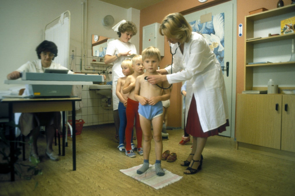 Reihenuntersuchung im Kindersanatorium Bad Muskau, 1978. Bei Kinderkuren war Privatsphäre nicht angesagt. Verschickte Kinder berichten oft von Scham und Gruppenzwang. 
